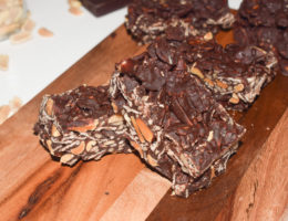 Barre de flakes d’épeautre, cacahuètes et chocolat
